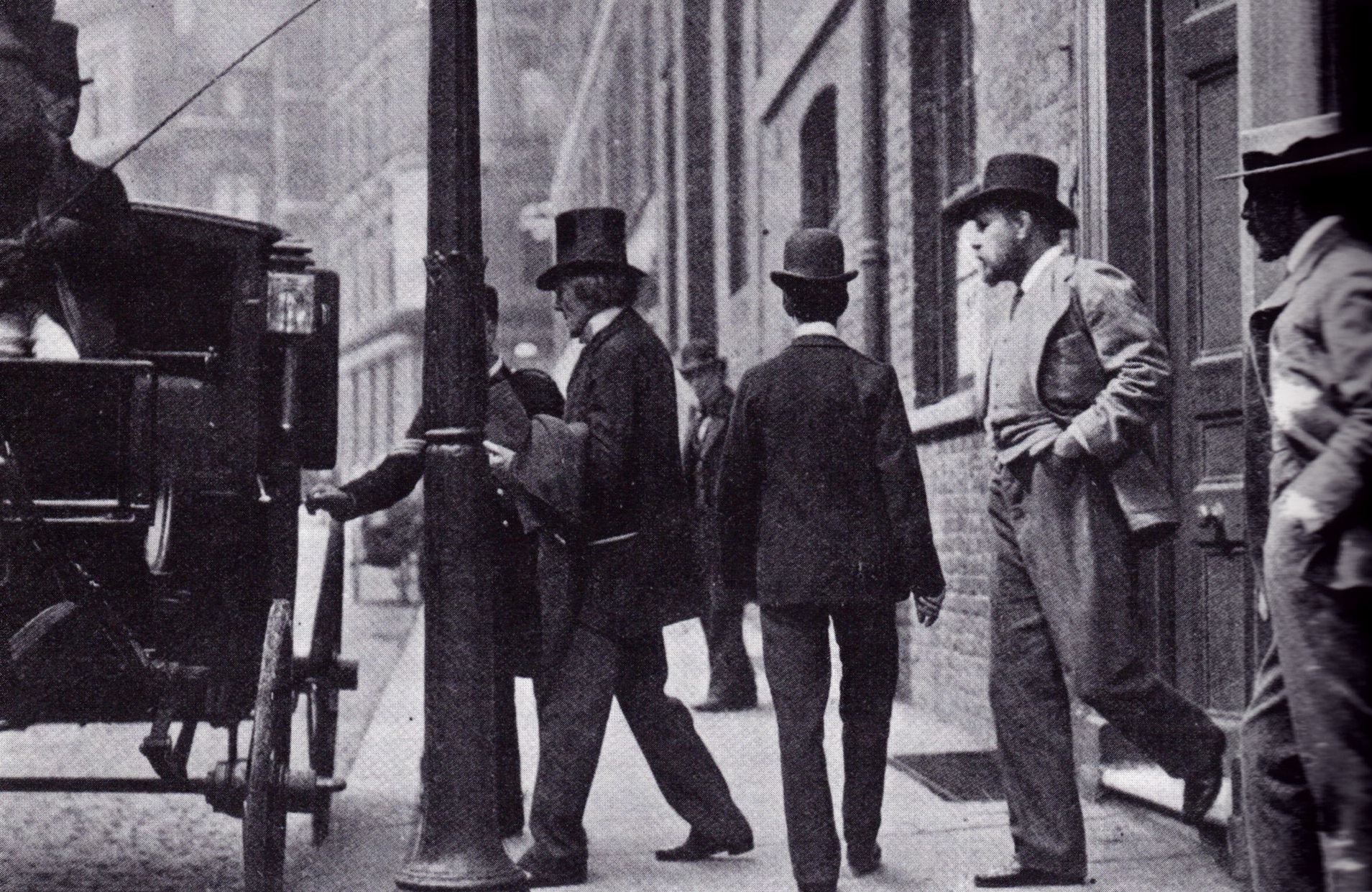 black and white photo of henry irving and bram stoker leaving building to get into a carriage
