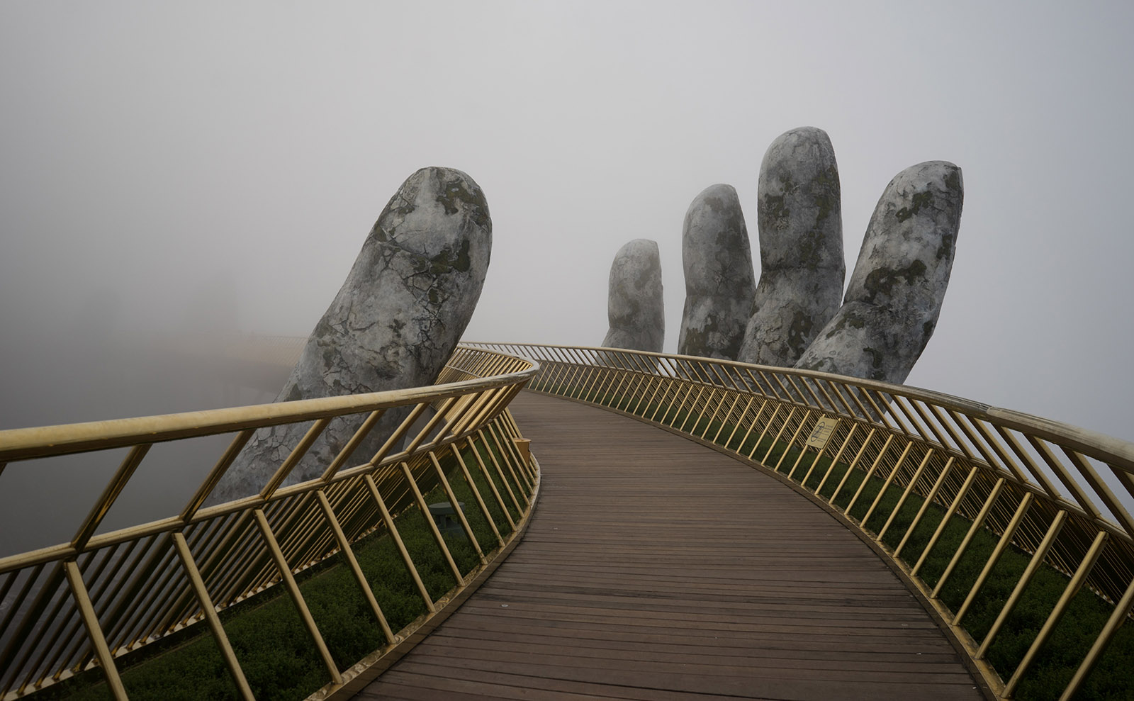 Golden Bridge, Quitting Books, World Cuisine, Dolls in Horror & More: Endnotes 22 October