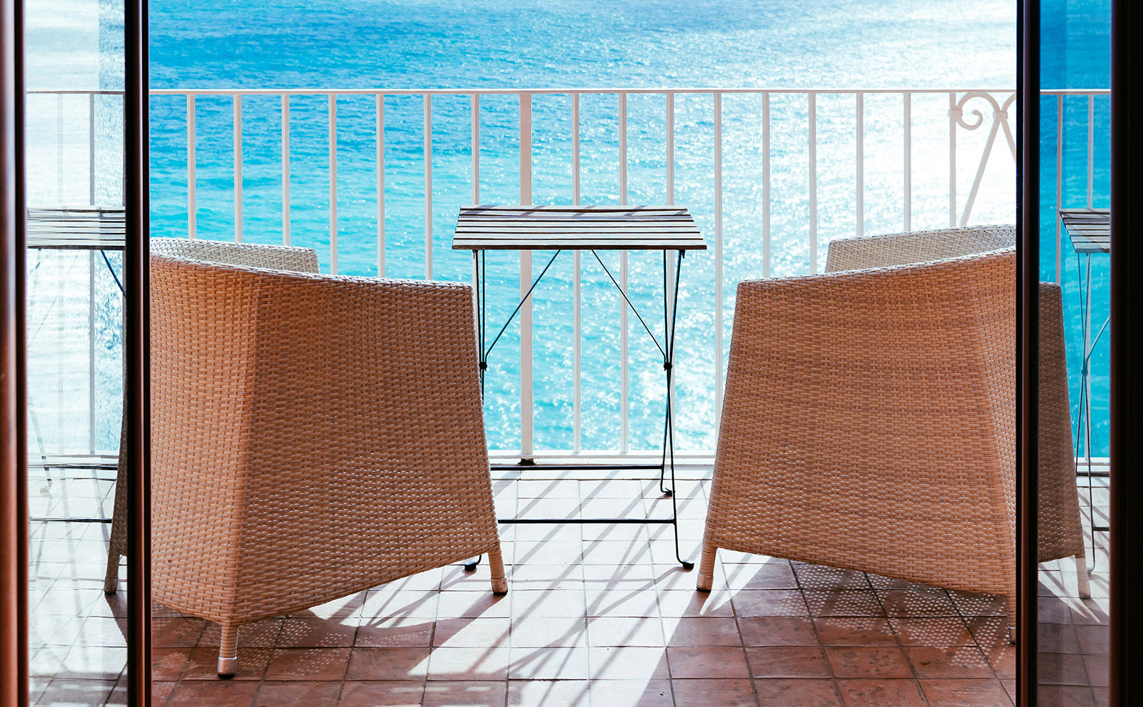 Positano, Bookstore Chairs, Ahab's Peg Leg, Chicago's Ramen Lord & More: Endnotes 23 February