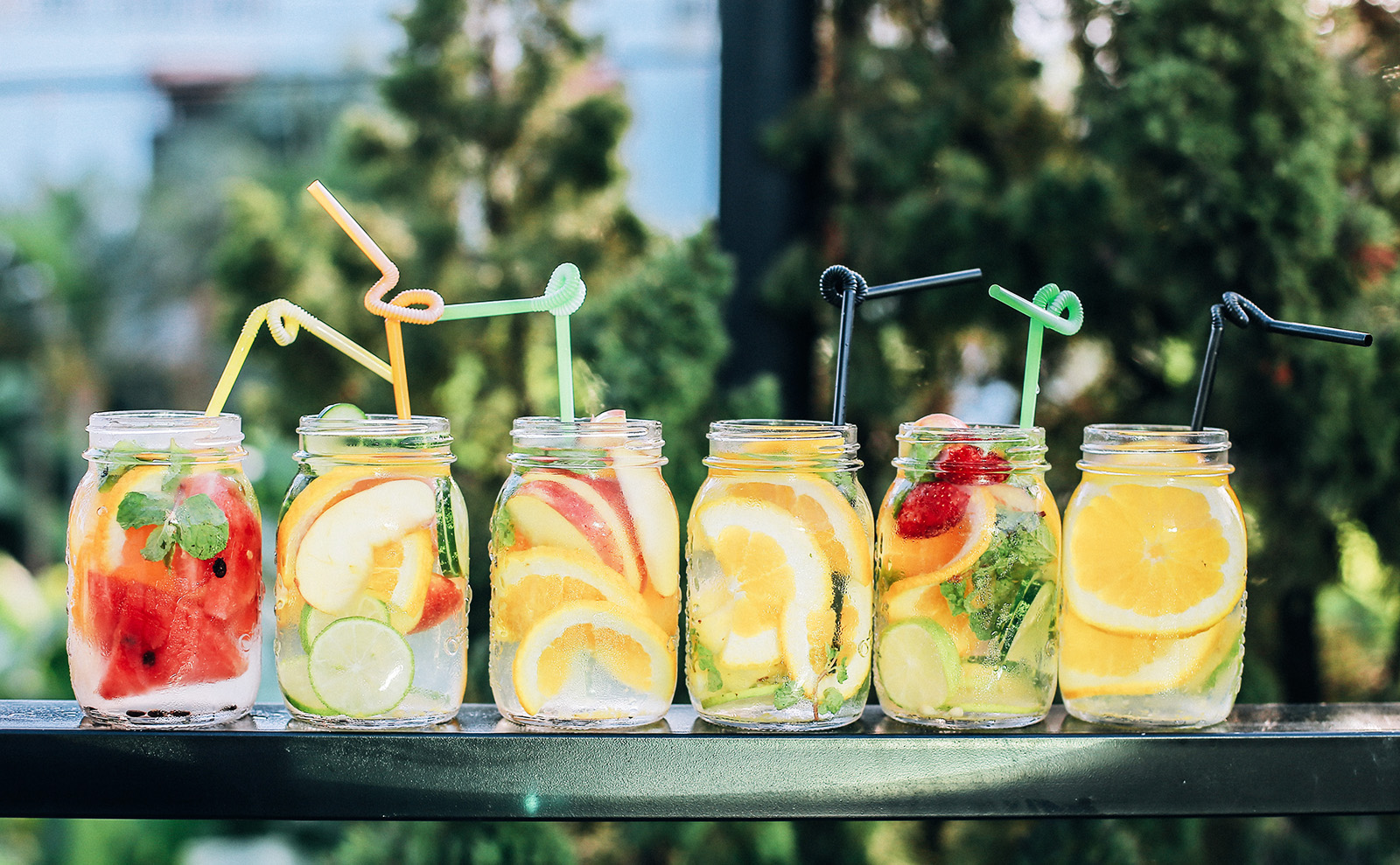 Fizzy Lemonade, Fictional Bars, Roadside Poems, Brunch in Lisbon & More: Endnotes 15 July