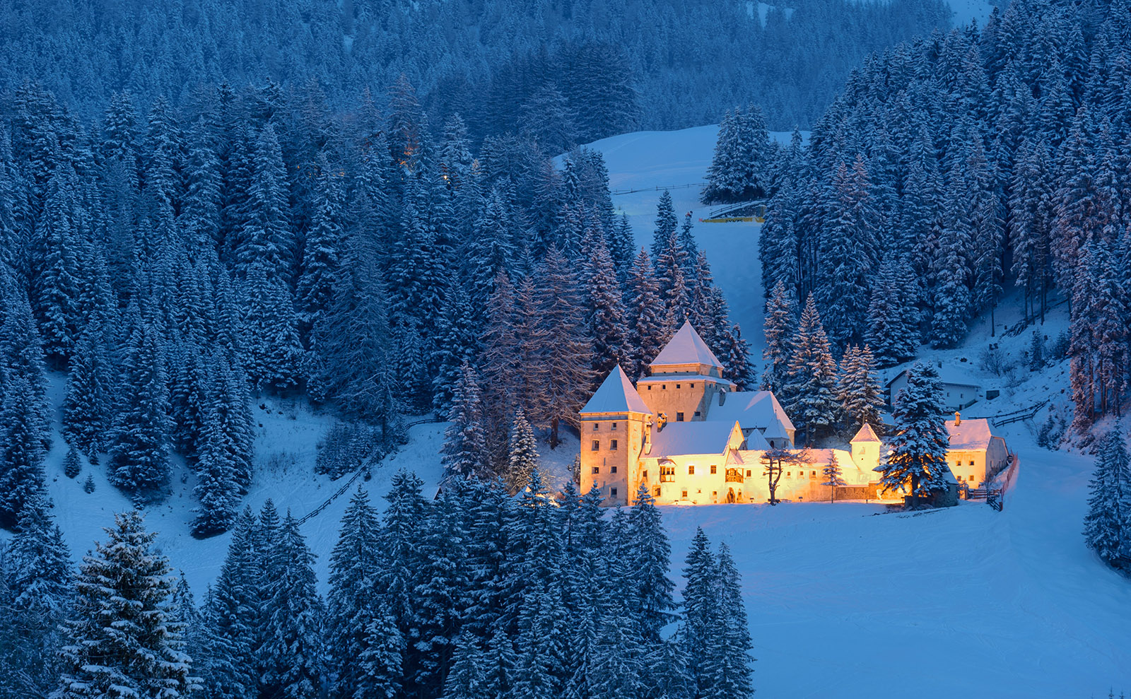 Castles, Victorian Xmas, Ice Skating Trails, Holiday Romances & More: Endnotes 22 December