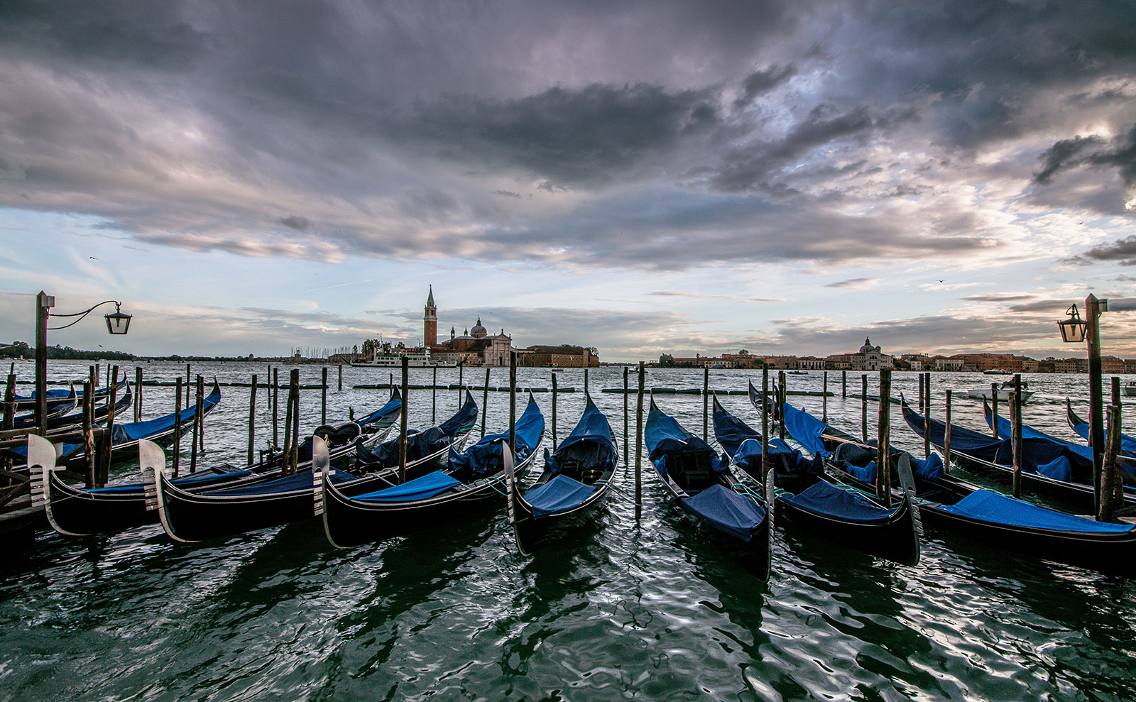 Homes in Classic Lit, Venice, Library Heist, '50s Air Travel & More: Endnotes 21 August