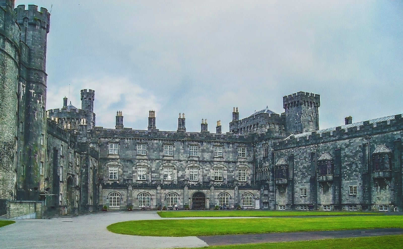 Kilkenny Castle, Fall Mysteries, Haunted Forests, Cat Fiction & More: Endnotes 27 September