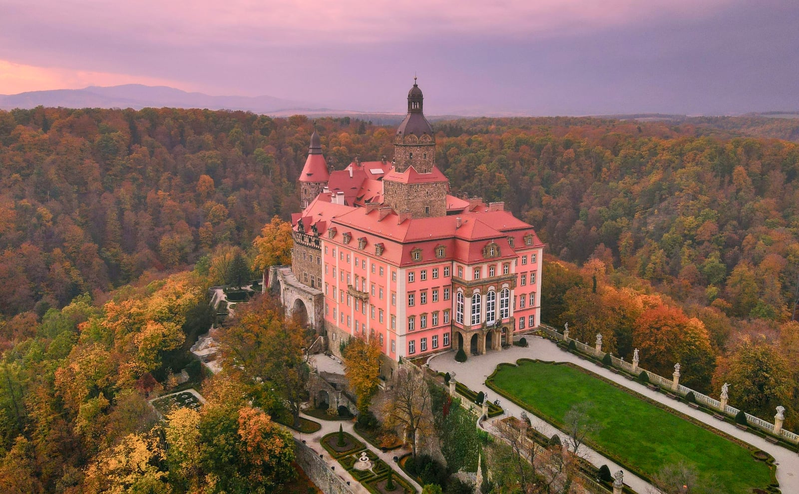 Książ Castle, Lady Detectives, Library Reference Desk, a Visit to Bath & More: Endnotes 11 April