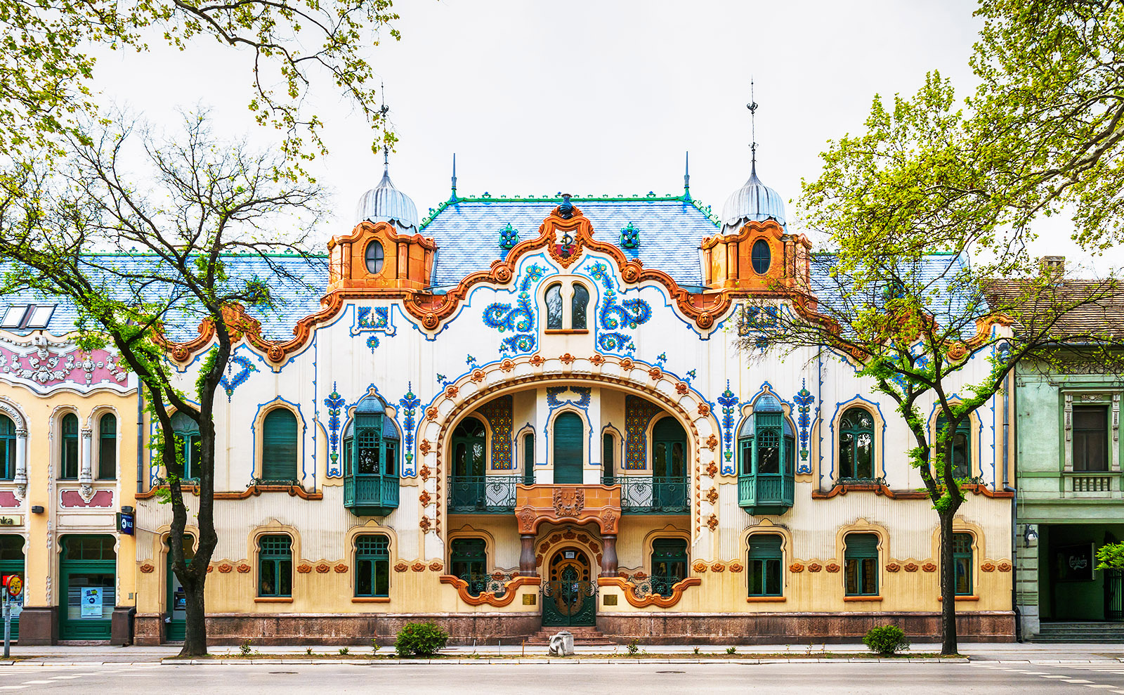 Raichle Palace, Beautiful Libraries, Retro Motels, Chips Oman & More: Endnotes 09 June