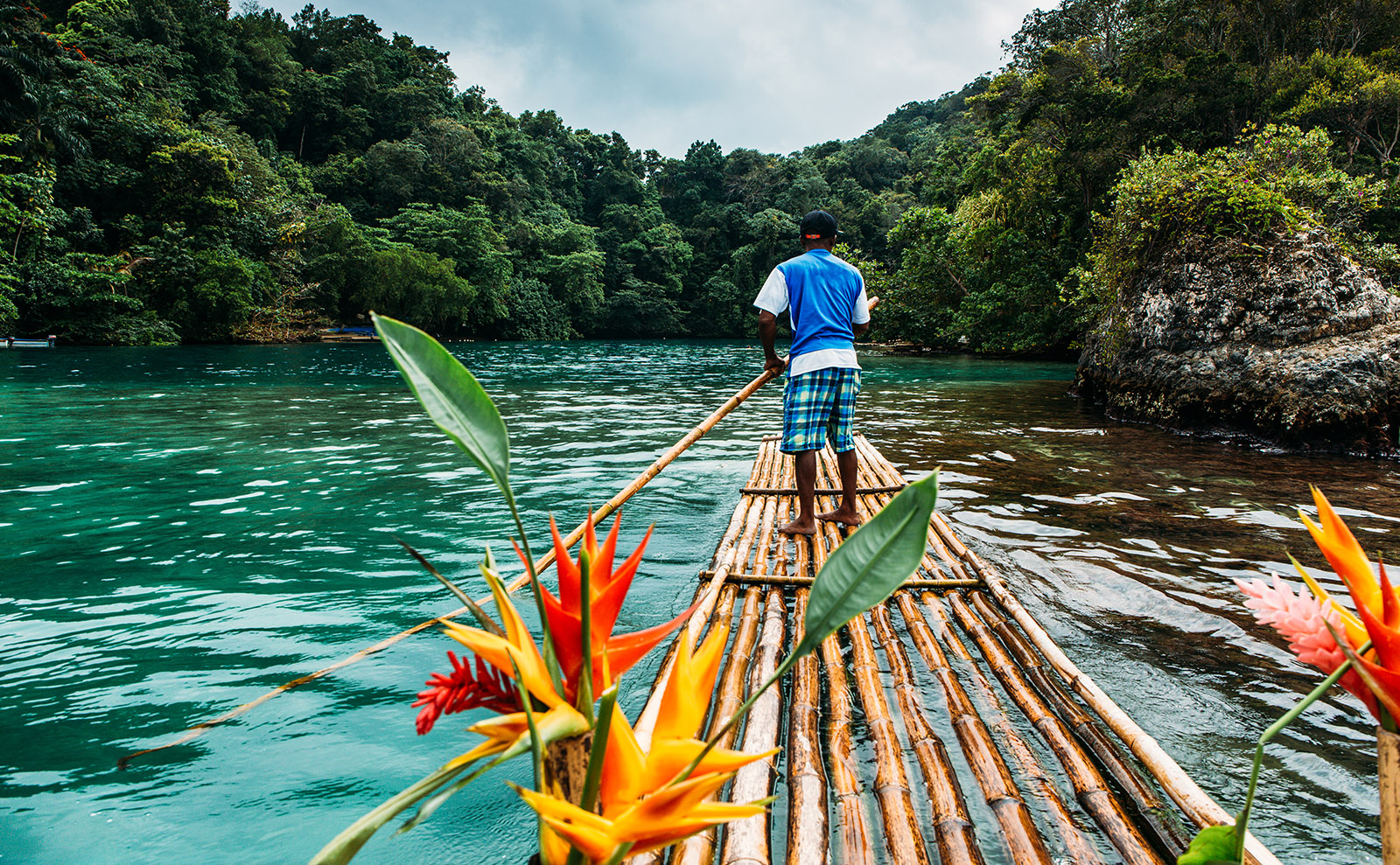 Seven Gothic Signs, Private Libraries, Vintage Suspended Train & More: Endnotes 14 August