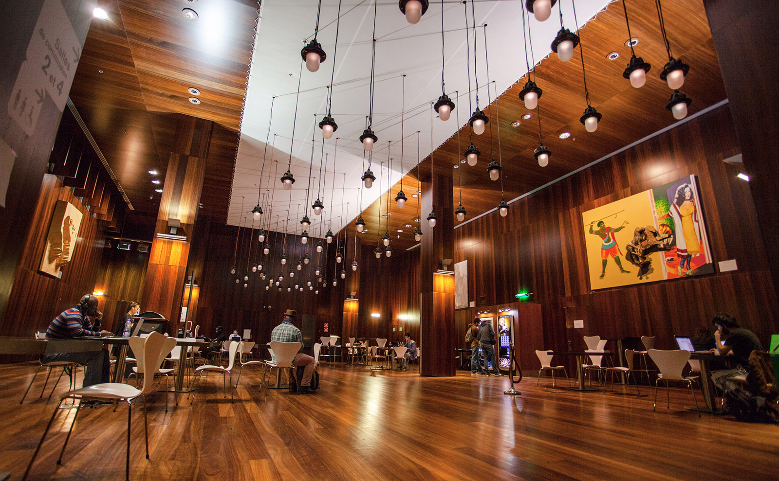 Bibliothèque, Treehouses, Gothic Library, Great Vacation Reads & More: Endnotes 17 June