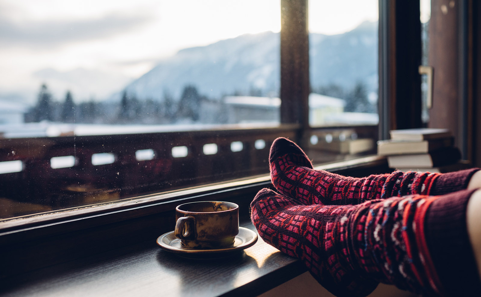 Tips to Read More, Ice Rinks, Book Towns, Goth Tea & More: Endnotes 06 January