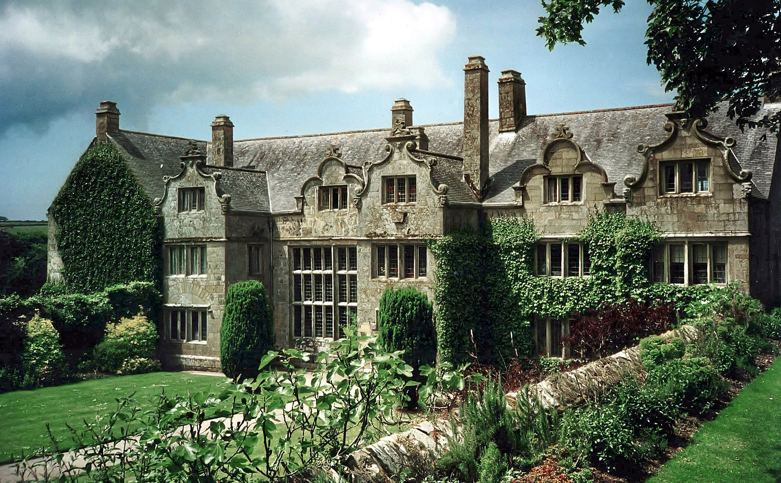 The Past is Alluringly Haunting in Kate Morton's 'The Lake House'