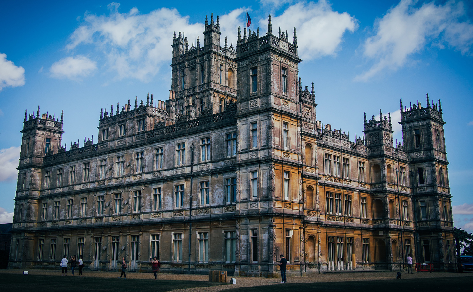 6 Classic Novels Set in Memorable Manor Houses