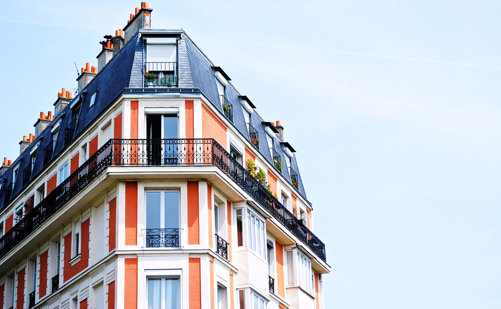 9 Must-Follow Instagram Accounts That Will Transport You To Paris